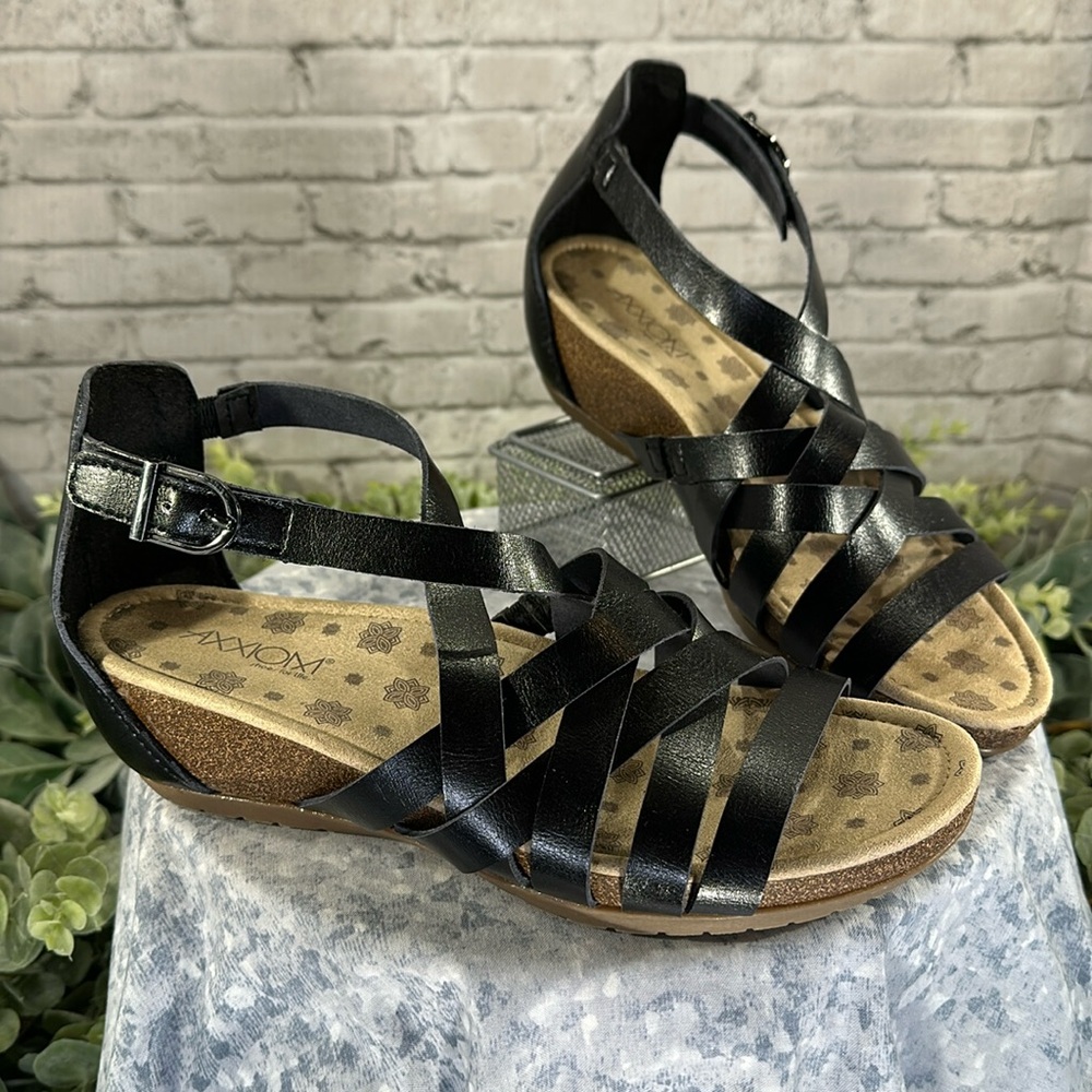 AXXIOM Naomi Black Gladiator Strappy Low Wedge Comfort Sandals WMS 9M🌞EUC🌞